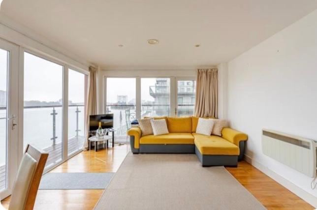 Amazing River View 2 Bedroom Apartment, Sleeps 6 , Balcony And Parking Leilighet