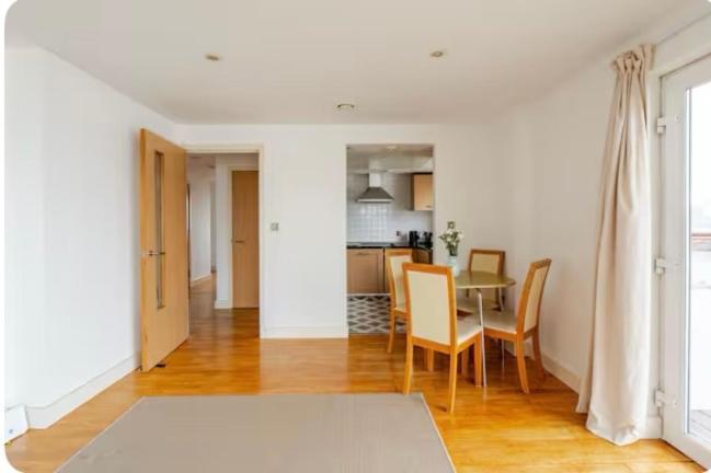 Amazing River View 2 Bedroom Apartment, Sleeps 6 , Balcony And Parking Leilighet London
