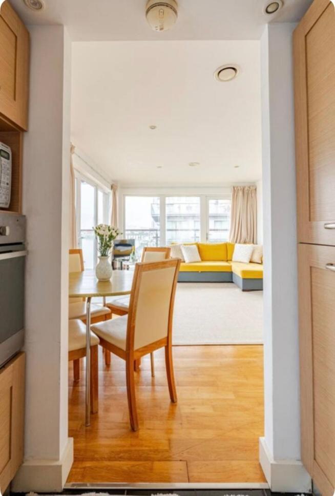 Amazing River View 2 Bedroom Apartment, Sleeps 6 , Balcony And Parking Leilighet