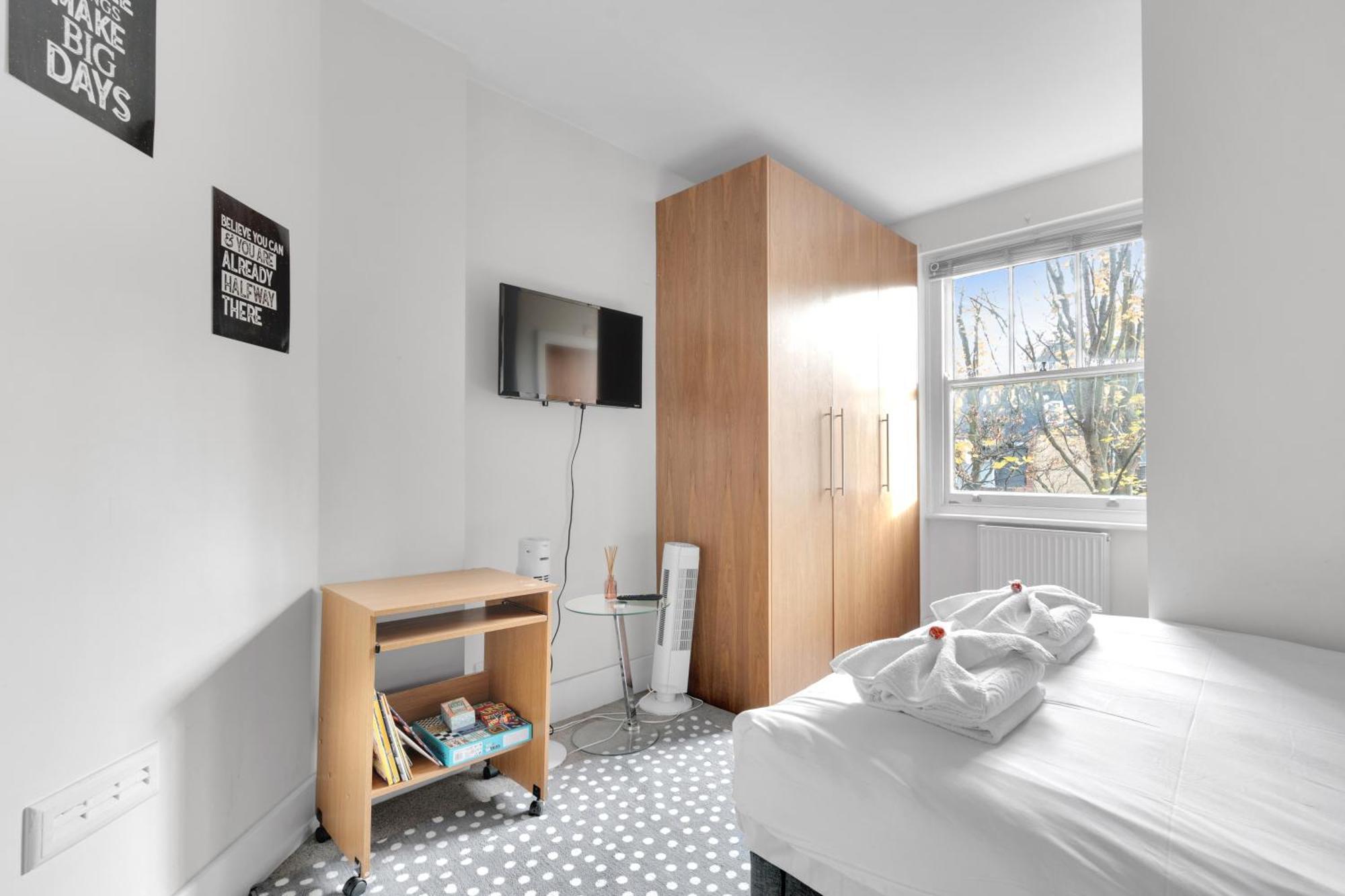 Apartment Very Central,1gb Fibre Wifi, 2min To Tube & Heathrow, Free Coffee, Milk & Snacks, 2 New Tvs & Sofabed *
