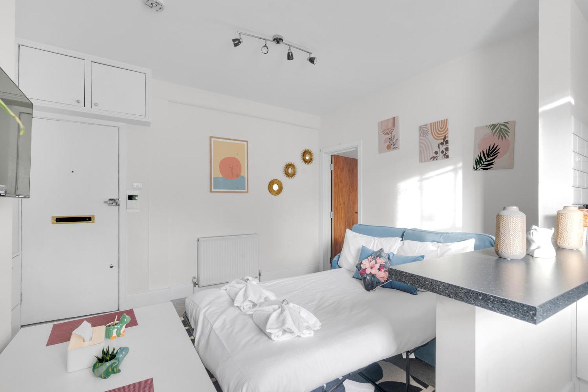 Very Central,1gb Fibre Wifi, 2min To Tube & Heathrow, Free Coffee, Milk & Snacks, 2 New Tvs & Sofabed London