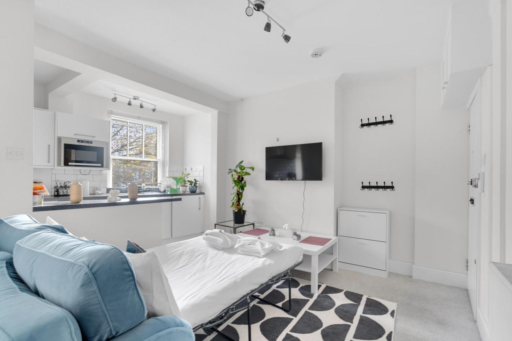 Apartment Very Central,1gb Fibre Wifi, 2min To Tube & Heathrow, Free Coffee, Milk & Snacks, 2 New Tvs & Sofabed *