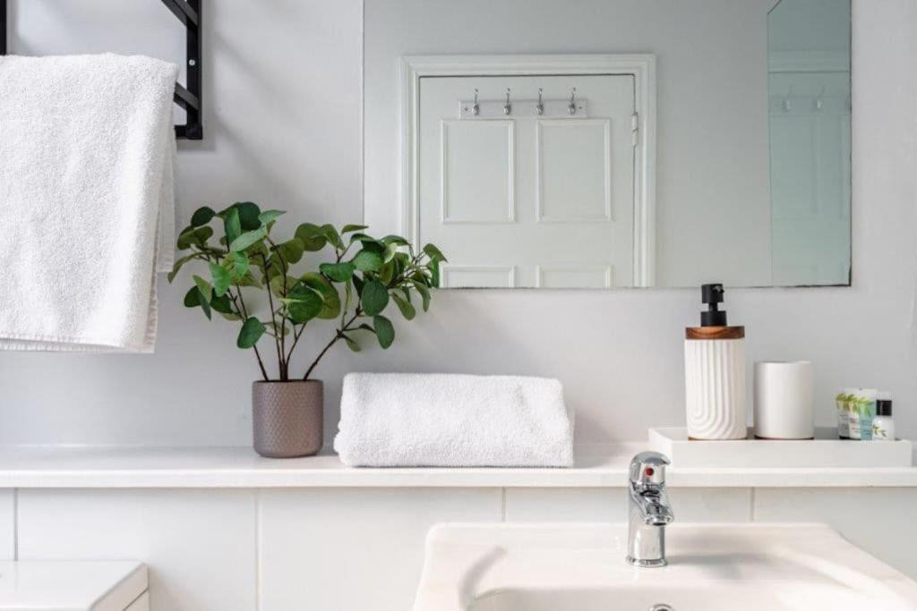 Liverpool Street Apartment *