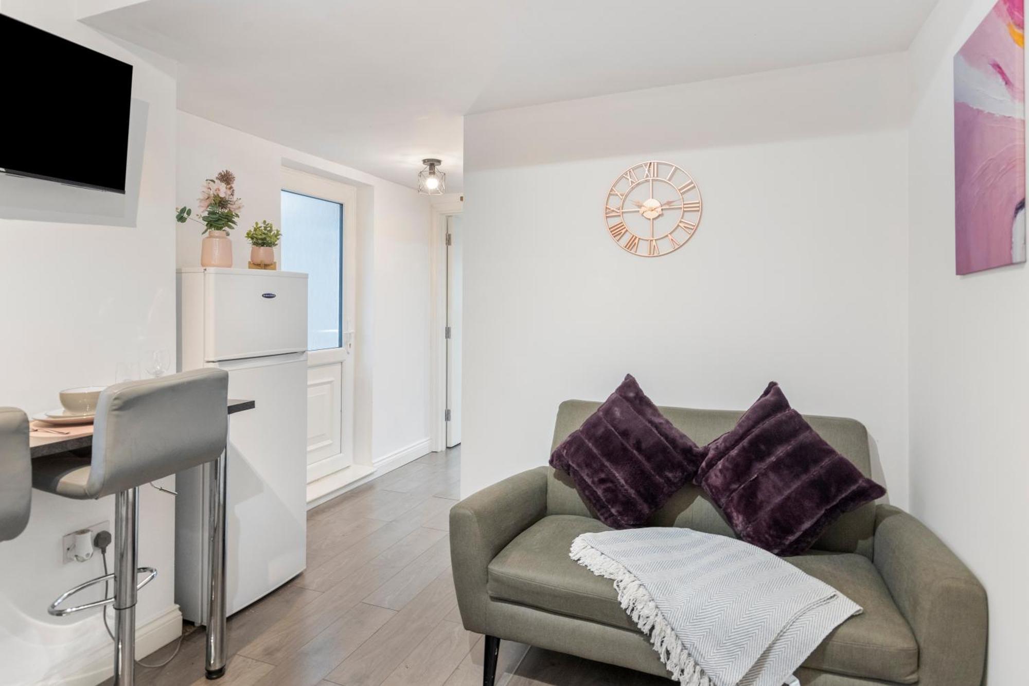 Elms Apartment