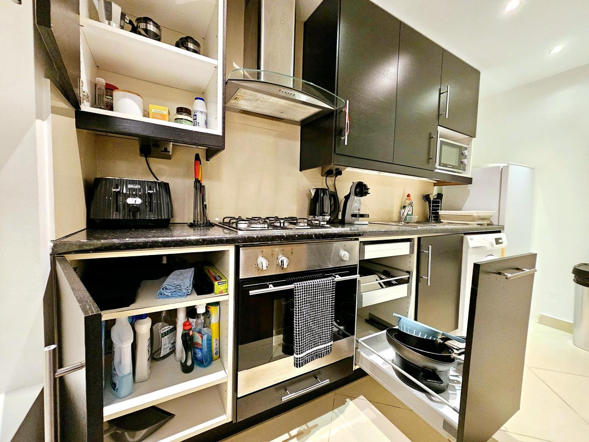 Modern Hyde Park With Private Entrance & Private Back Patio Near Bayswater & Paddington Stations Apartment London