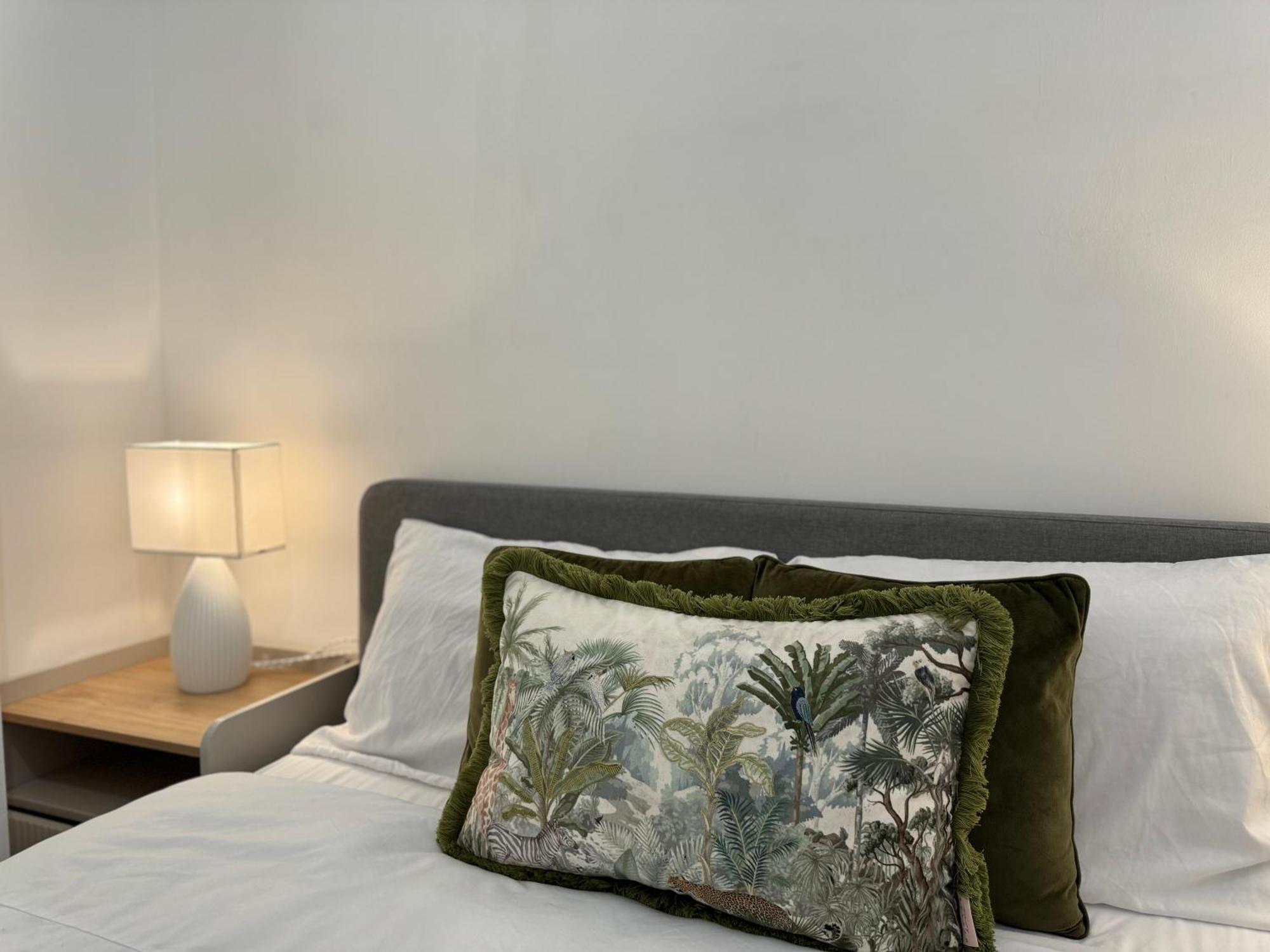 2br L 2ba With Patio-sleep 6 Apartment London