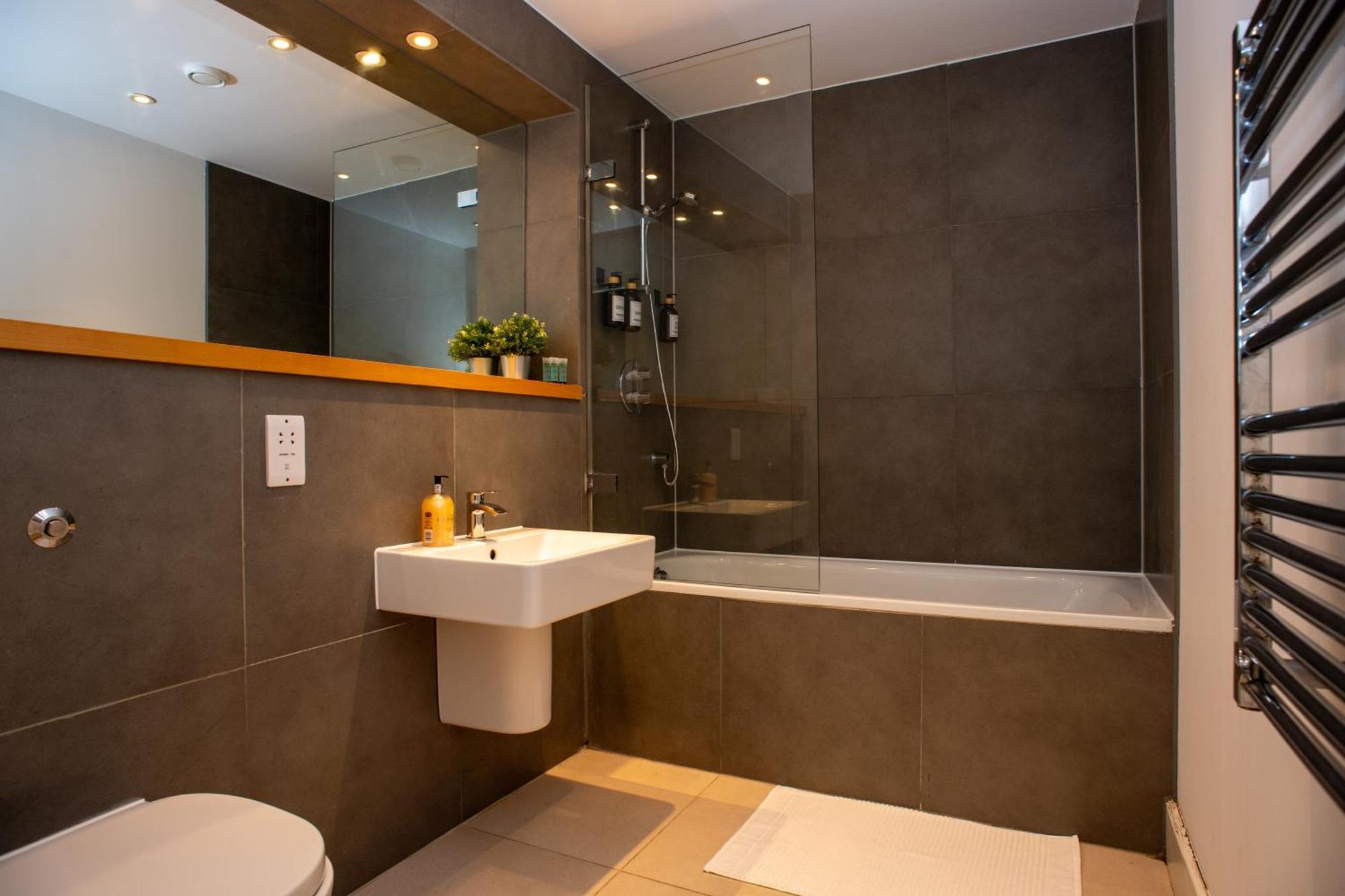 Luxury Cosy With Stunning Skyline Views! * London