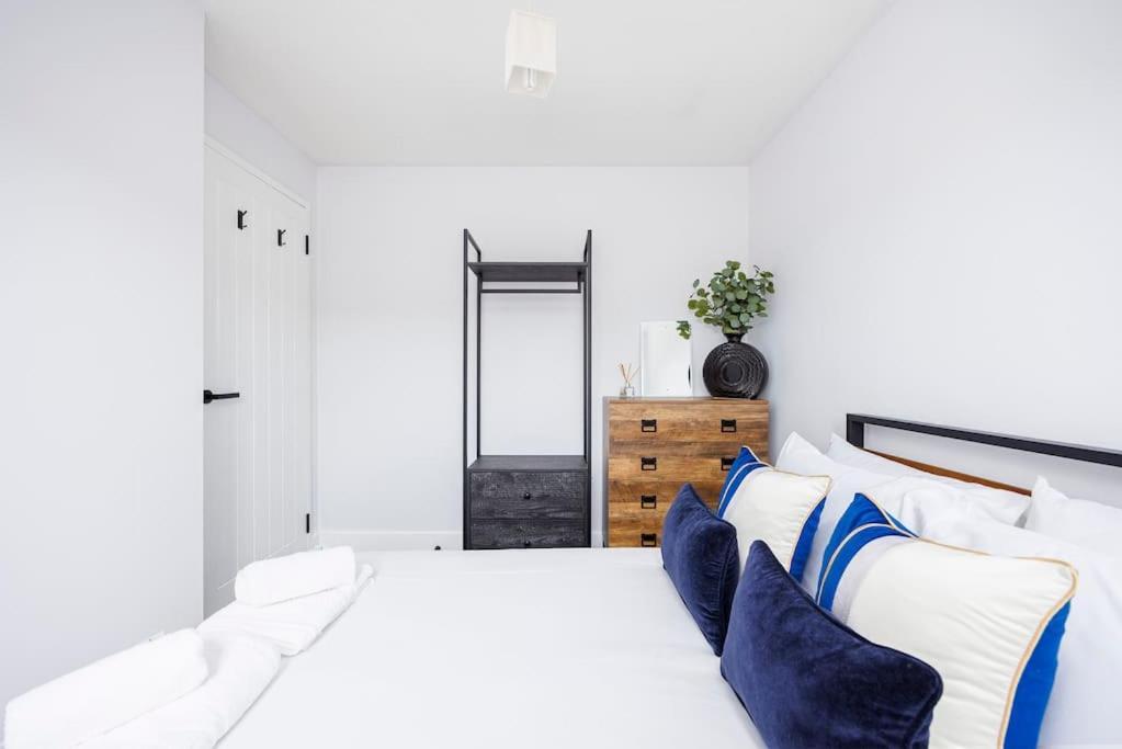 Apartment Stylish 3-bed East Contractors Parking Sleeps 5 Near Excel London