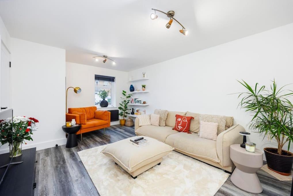 Stylish 3-bed East Contractors Parking Sleeps 5 Near Excel Apartment London