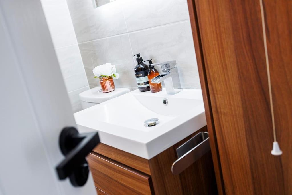 Stylish 3-bed East Contractors Parking Sleeps 5 Near Excel Apartment London
