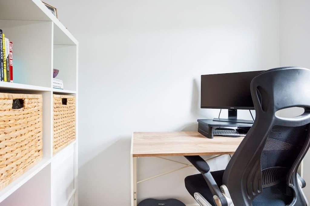 Apartment Stylish 3-bed East Contractors Parking Sleeps 5 Near Excel London