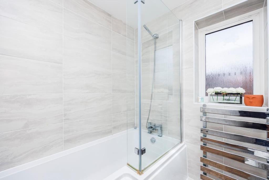 Stylish 3-bed East Contractors Parking Sleeps 5 Near Excel Apartment