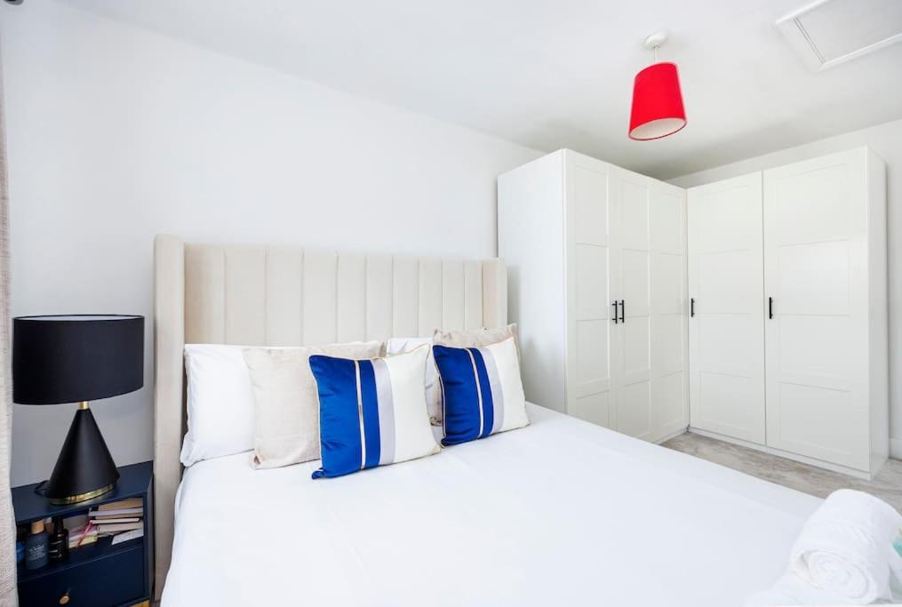 Stylish 3-bed East Contractors Parking Sleeps 5 Near Excel Apartment London