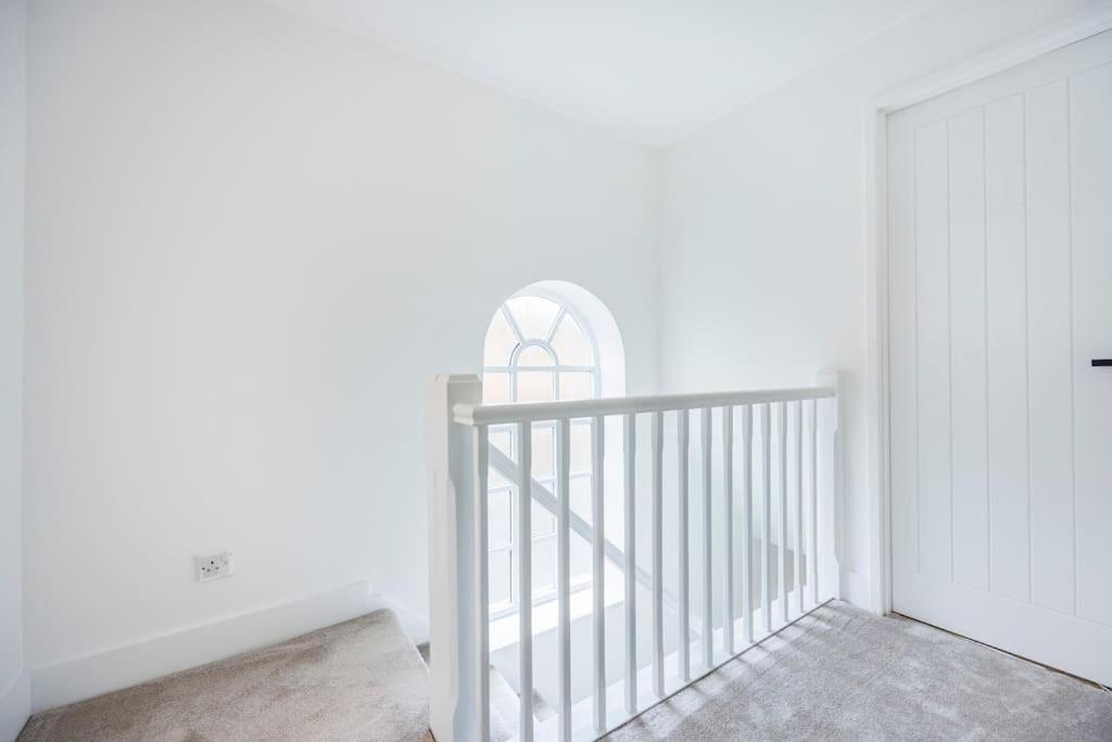 Stylish 3-bed East Contractors Parking Sleeps 5 Near Excel Apartment