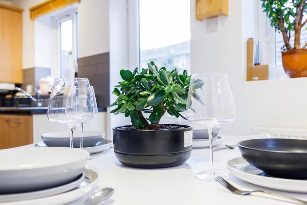 Apartment Stylish 3-bed East Contractors Parking Sleeps 5 Near Excel *