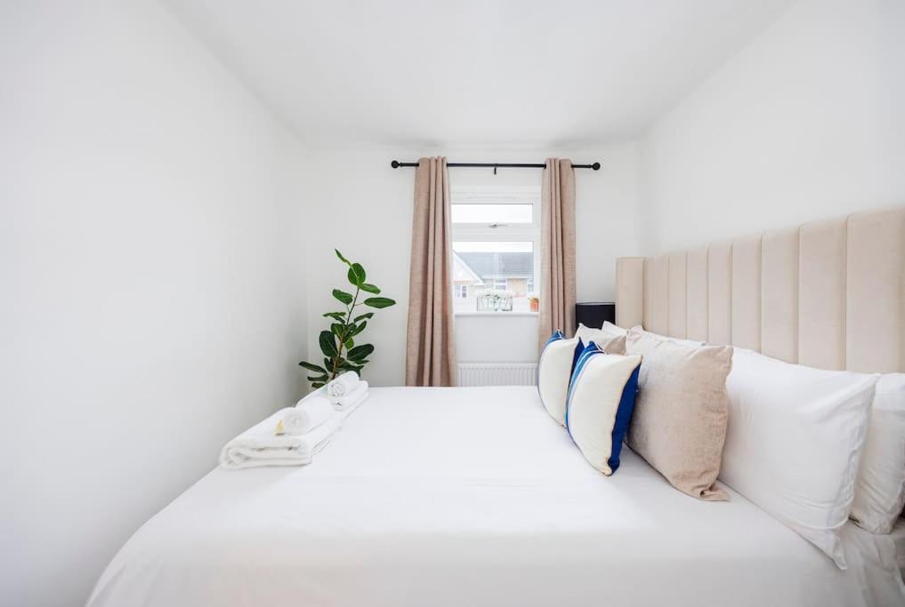 Apartment Stylish 3-bed East Contractors Parking Sleeps 5 Near Excel *