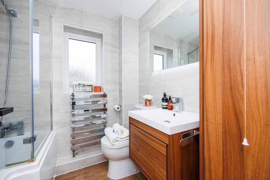 Stylish 3-bed East Contractors Parking Sleeps 5 Near Excel Apartment London