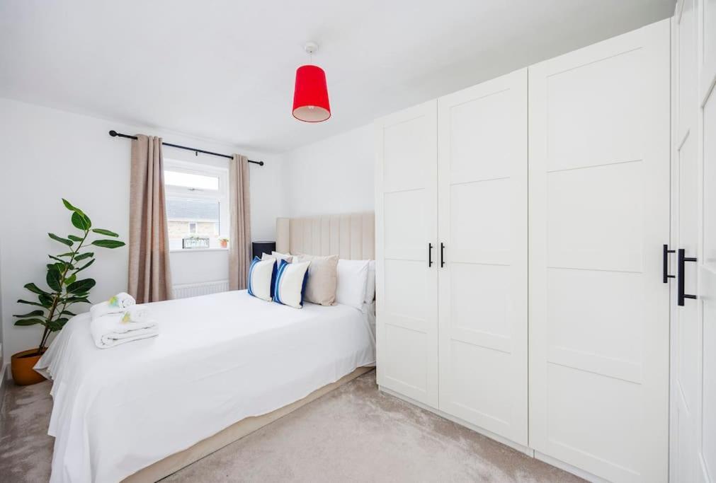 Stylish 3-bed East Contractors Parking Sleeps 5 Near Excel Apartment London