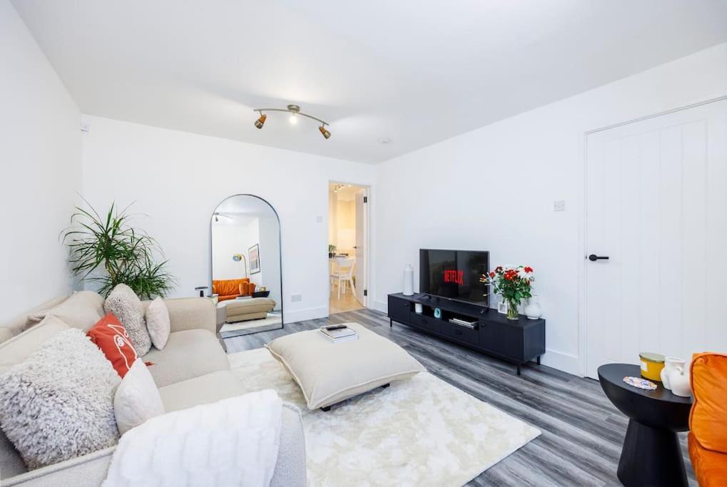 Stylish 3-bed East Contractors Parking Sleeps 5 Near Excel * London