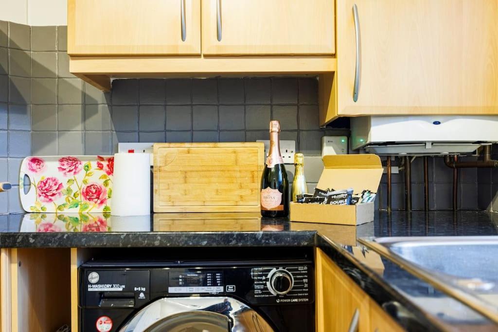 Stylish 3-bed East Contractors Parking Sleeps 5 Near Excel Apartment *