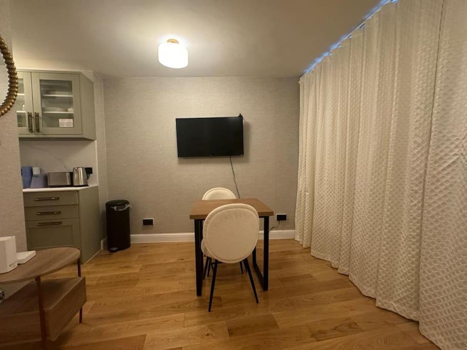 Modern In London, Zone 1 Apartment *