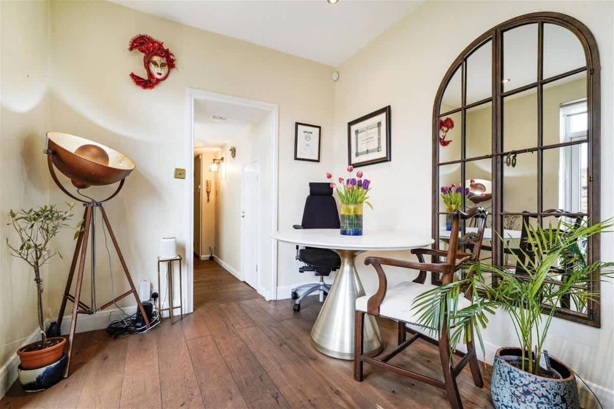 Bright & Stylish Flat W Patio Apartment London