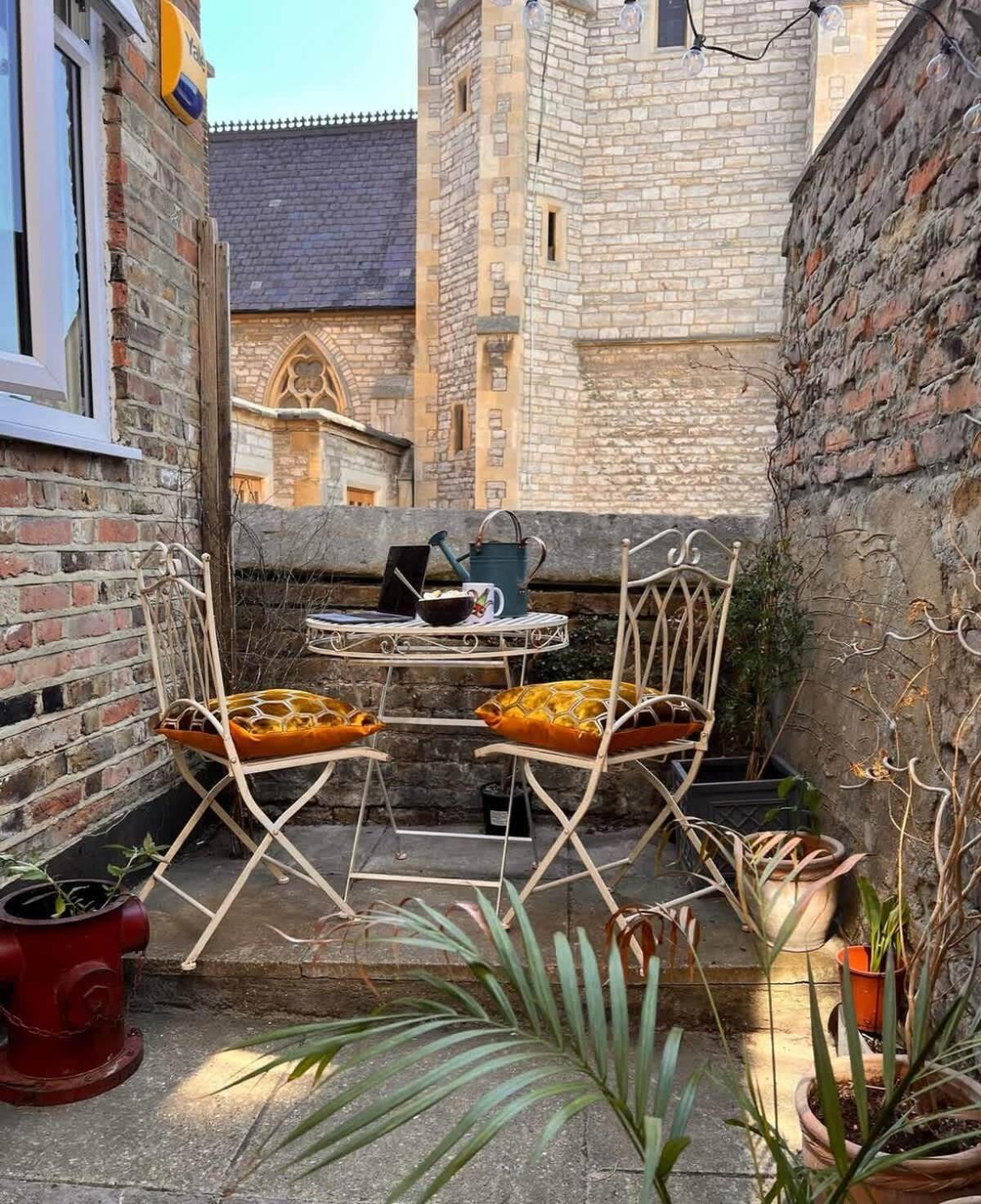Bright & Stylish Flat W Patio Apartment London