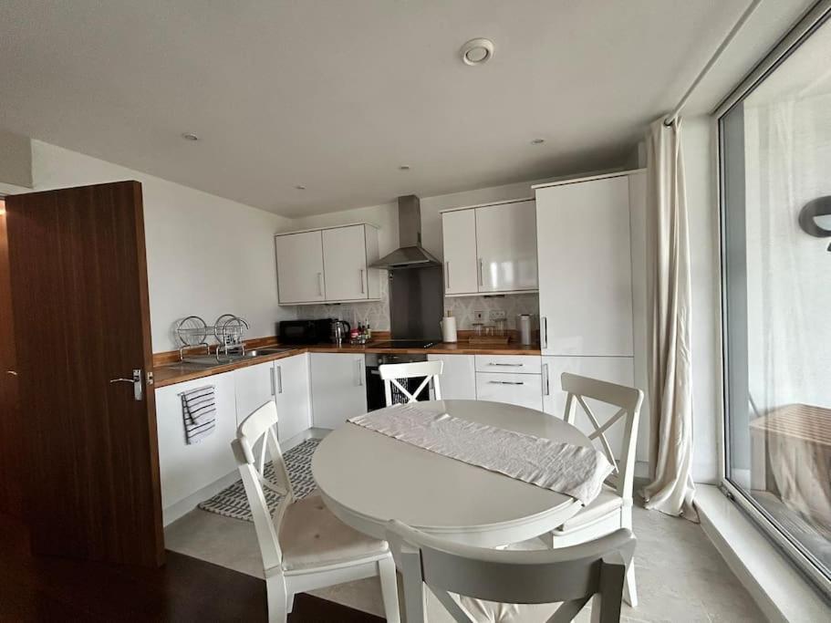 2 Bedroom Cozy Near Kew Bridge Apartment London