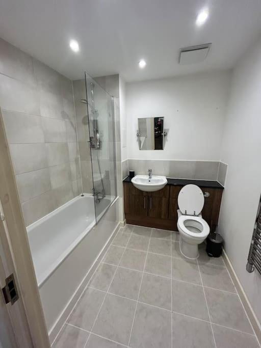 2 Bedroom Cozy Near Kew Bridge Apartment
