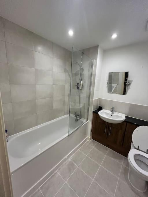 2 Bedroom Cozy Near Kew Bridge * London