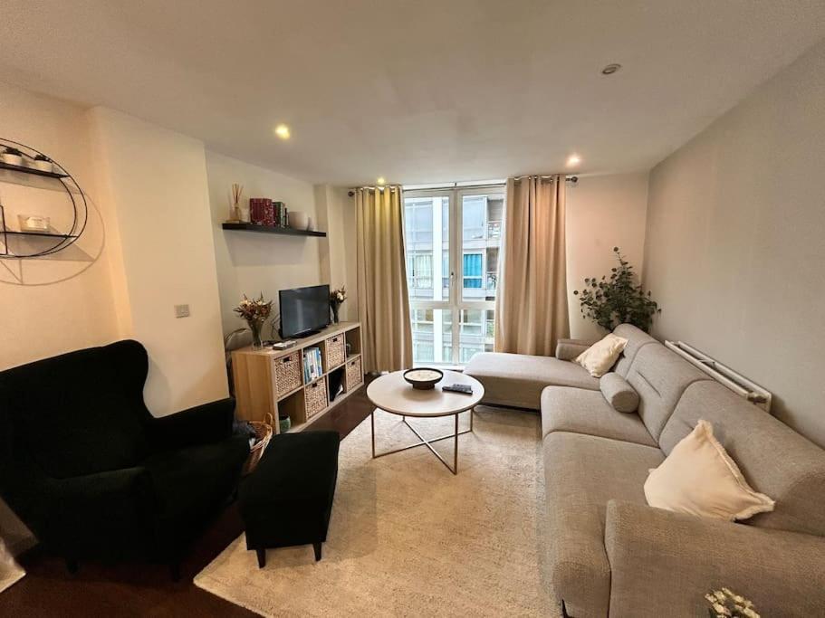 2 Bedroom Cozy Near Kew Bridge London