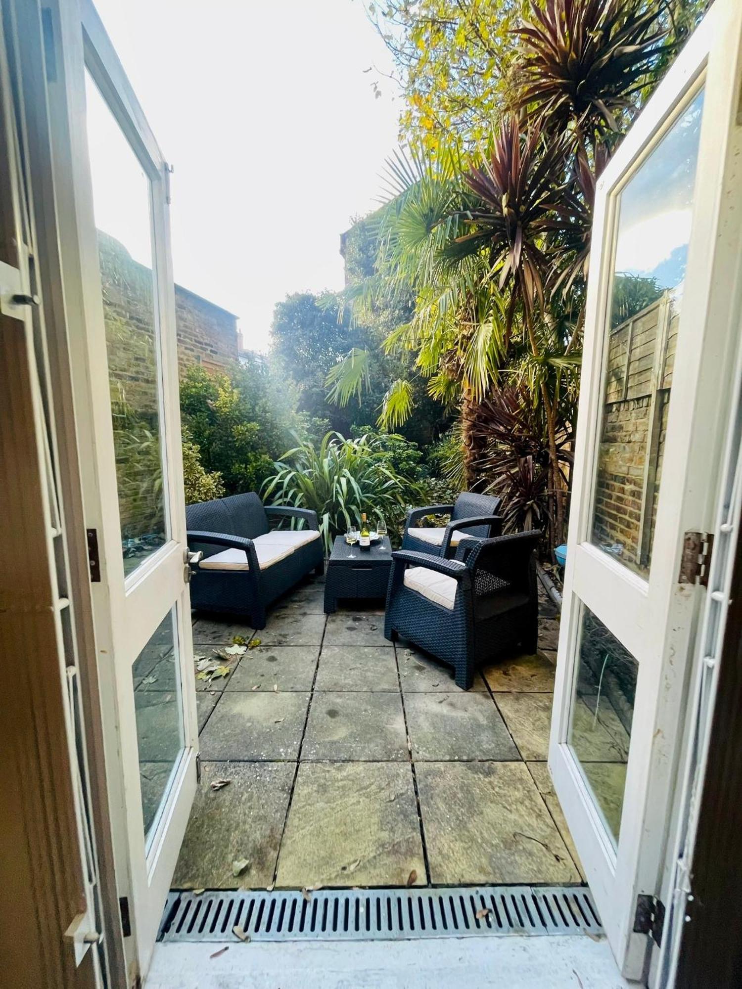 New! Stylish 3-bed With Garden Apartment *