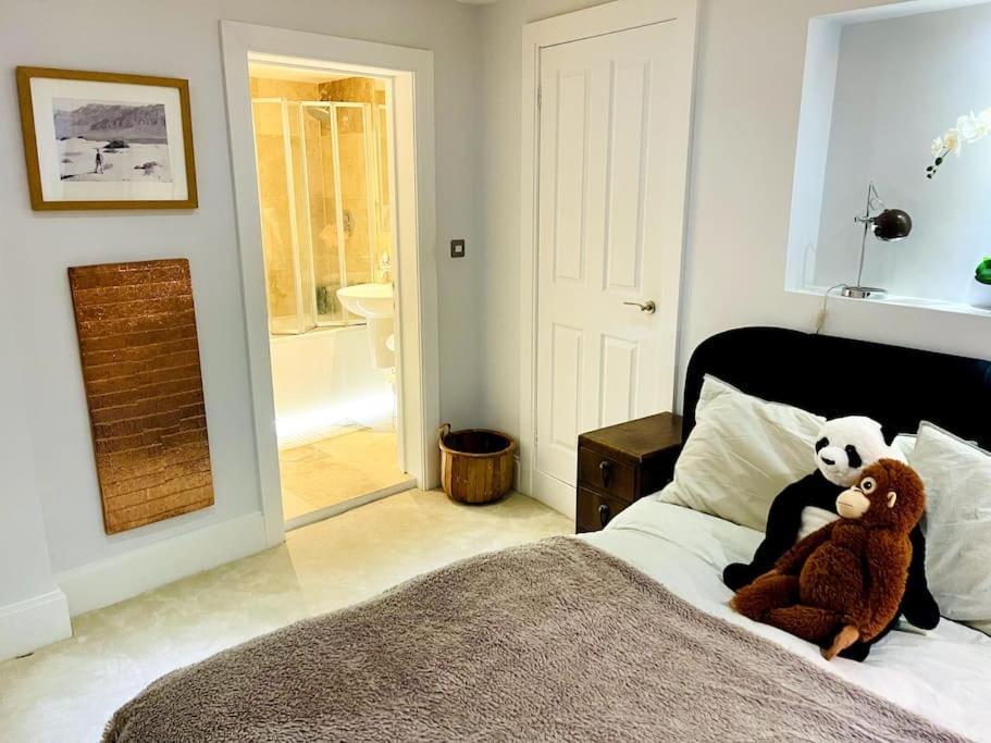 New! Stylish 3-bed With Garden