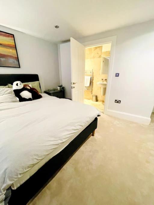 Apartment New! Stylish 3-bed With Garden