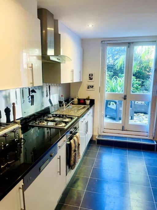 Apartment New! Stylish 3-bed With Garden *