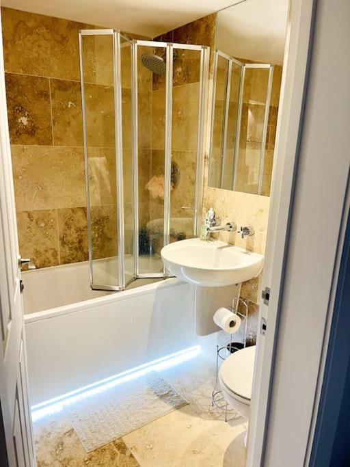 New! Stylish 3-bed With Garden *