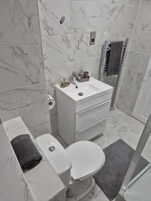 Newly Fitted 2 Bedroom Battersea Flat * London