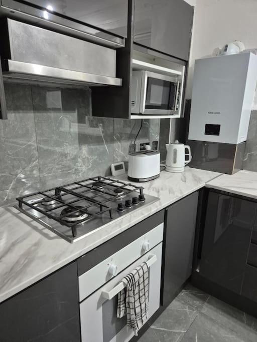 Newly Fitted 2 Bedroom Battersea Flat Apartment London