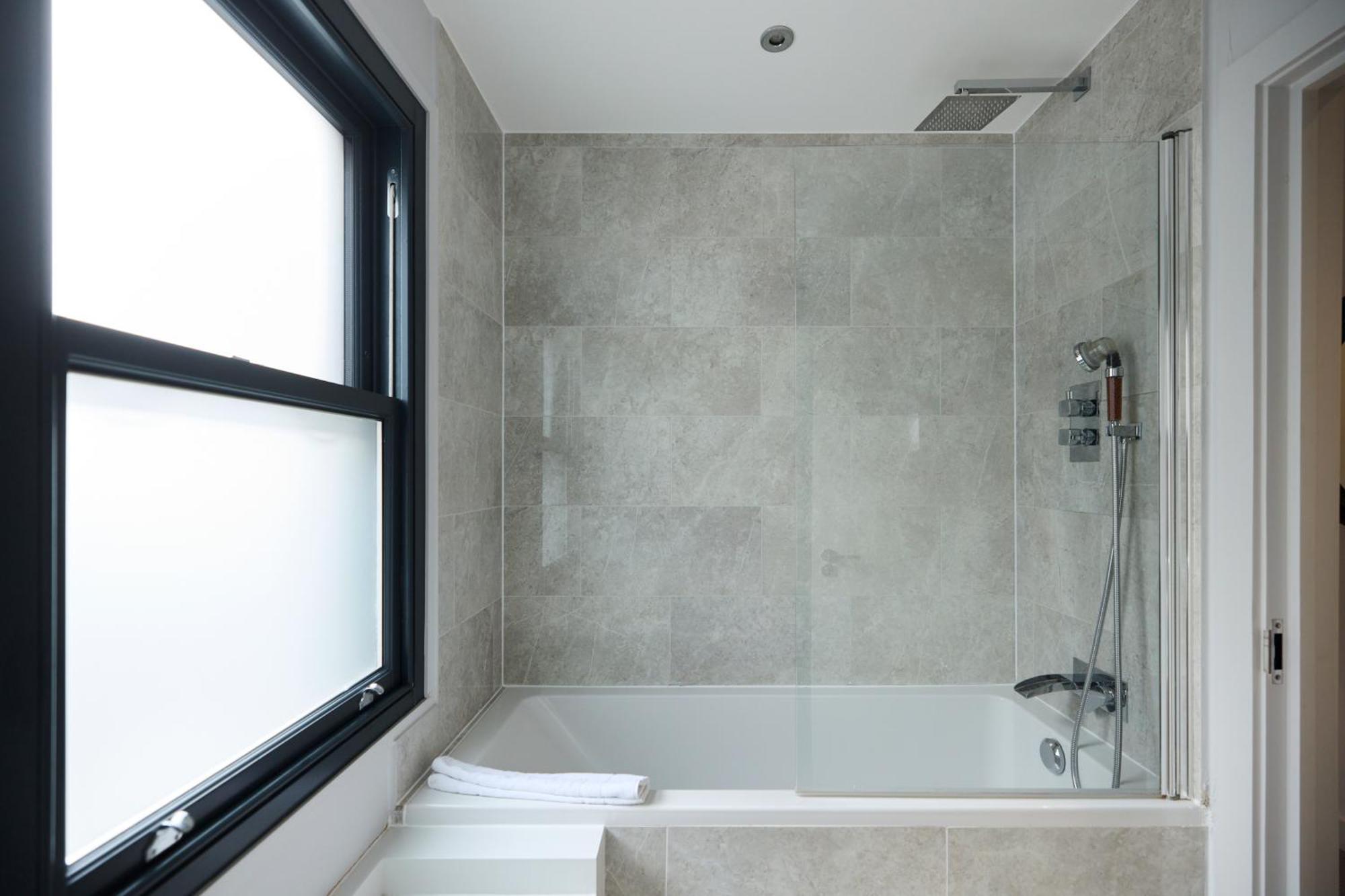 The Fulham Classic - Spacious 4bdr House With Balcony And Garden Apartment London