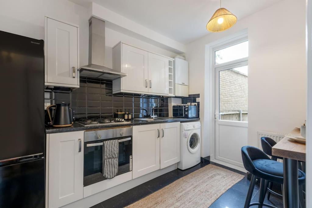 King's Cross Townhouse - Contemporary Garden Flat * London
