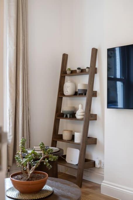 King's Cross Townhouse - Contemporary Garden Flat Apartment London