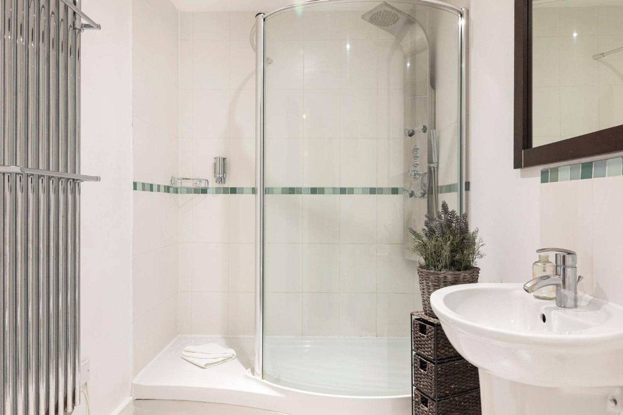 Serene Waterfront - Excel Guest house London
