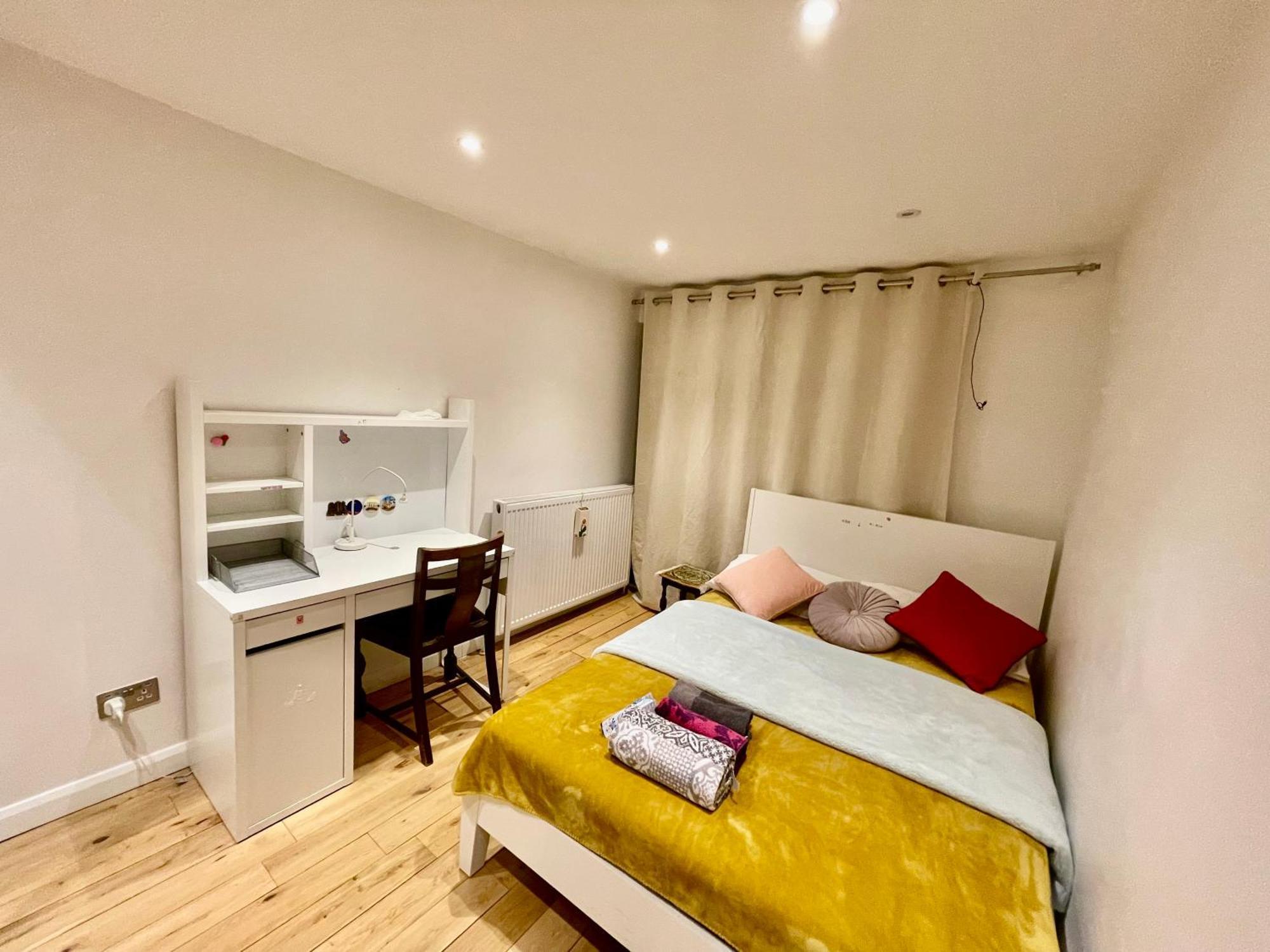 Luxe 4 Bedroom House With 4 Bathrooms - Elizabeth Line & Acton Stations At Walking Distance Villa