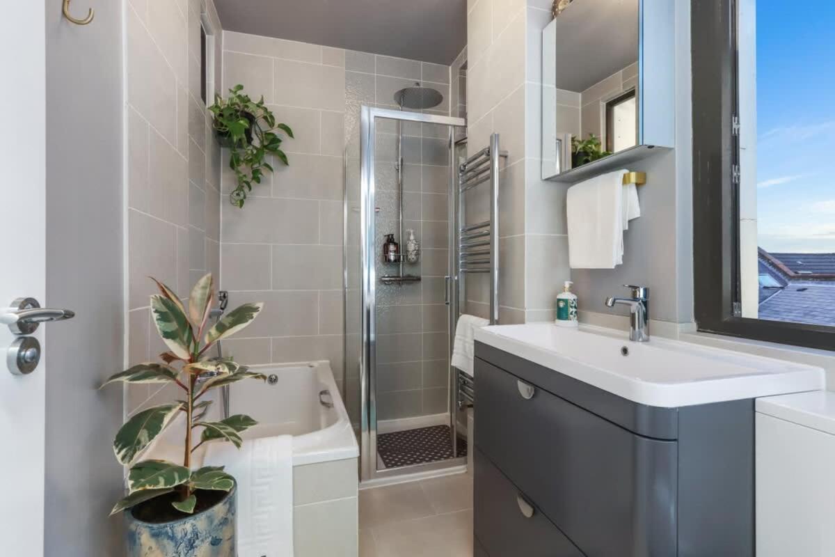 Modern Double Bedroom In 1 Holiday home London