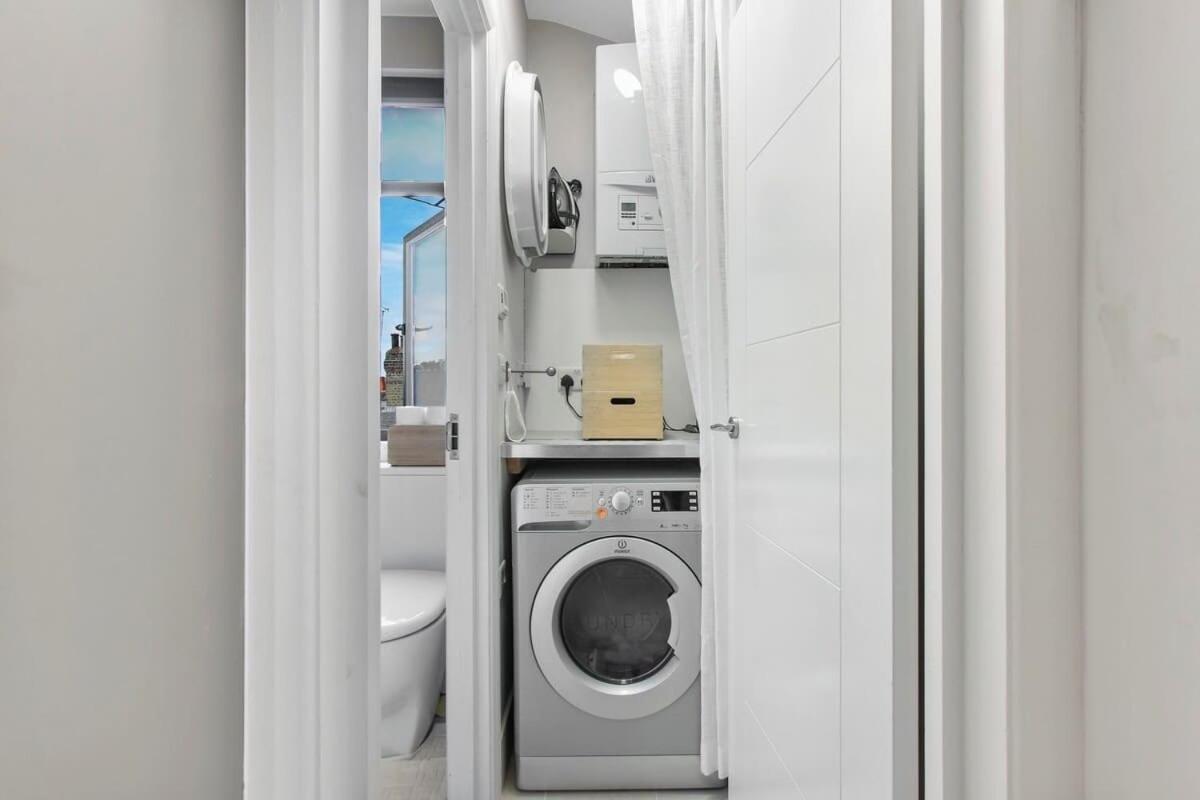 Holiday home Modern Double Bedroom In 1