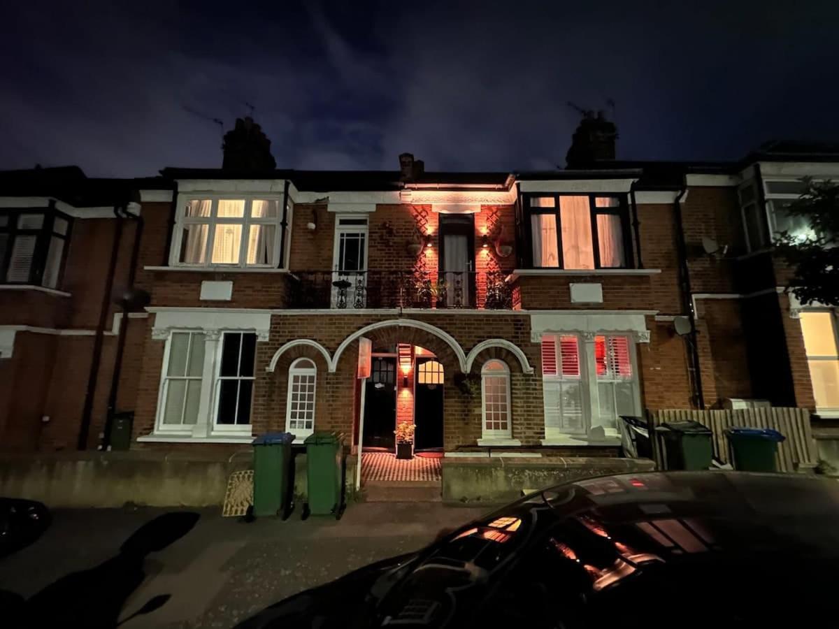 Modern Double Bedroom In 2 Feriehus London