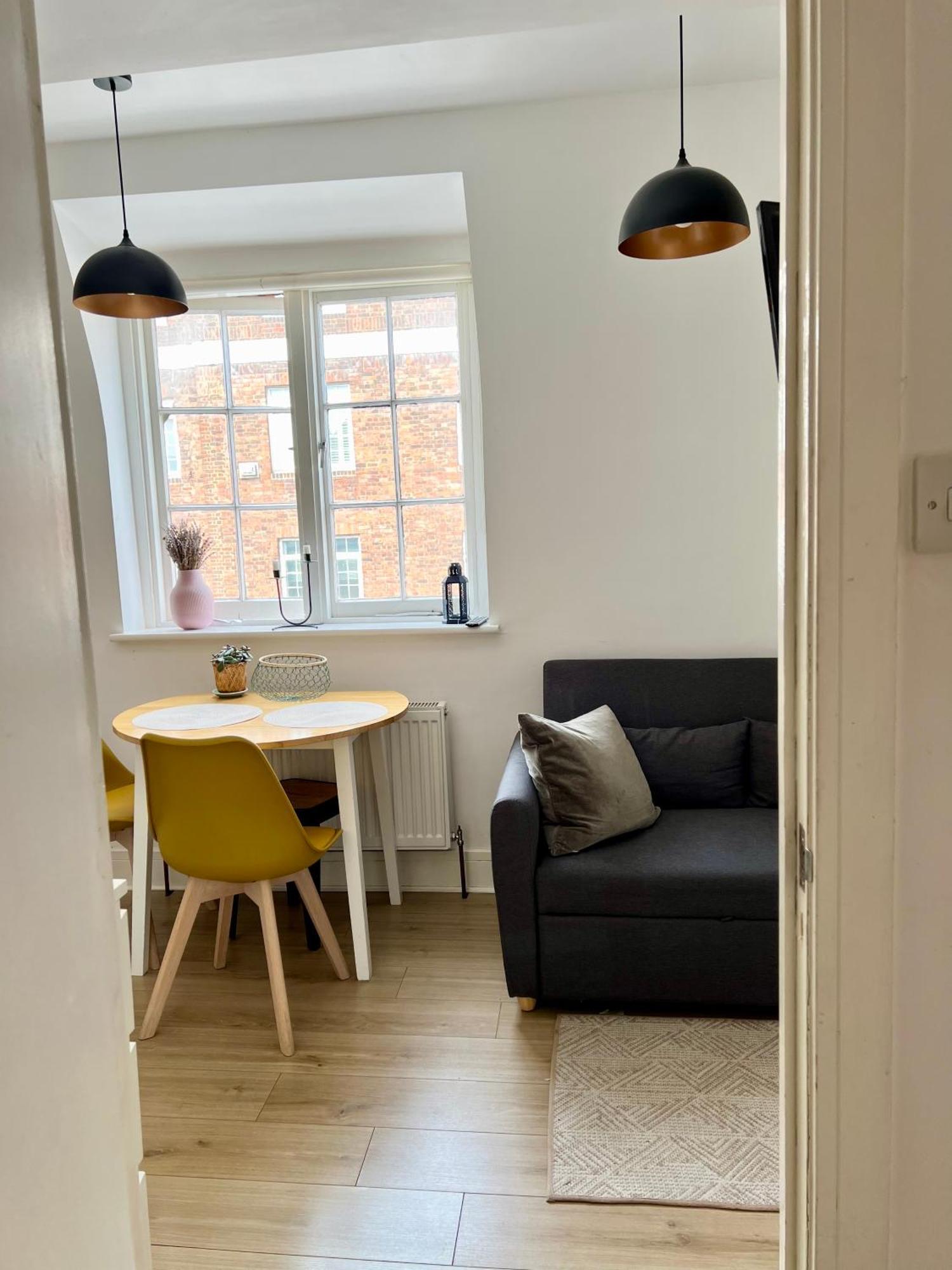 Apartment Flat In Victorian West Kensington Mansion