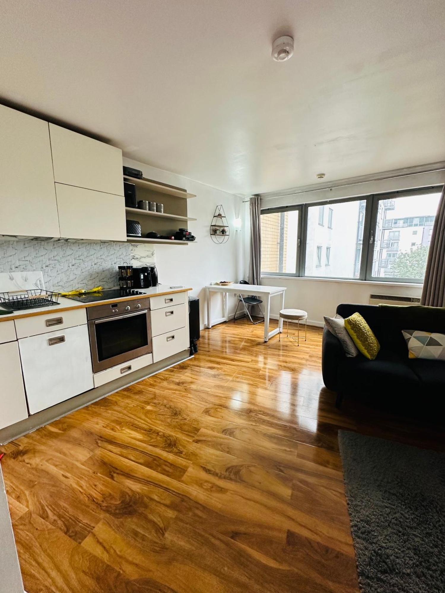 Apartment Greenwich Staycation! Gym-pool-parking-tube Station 2mins Away London