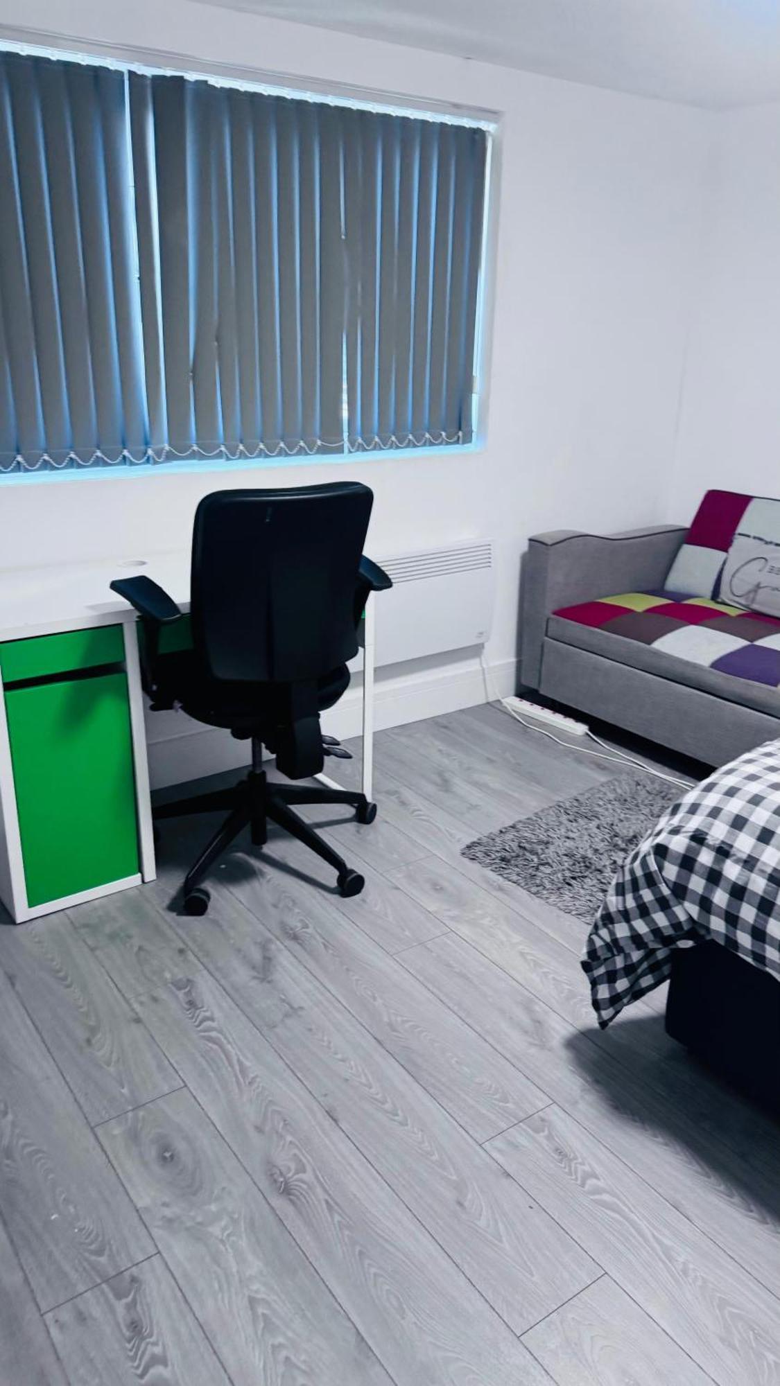 Douglas House 4 Bed - Parking - Wifi - Close Heathrow Airport * Londen
