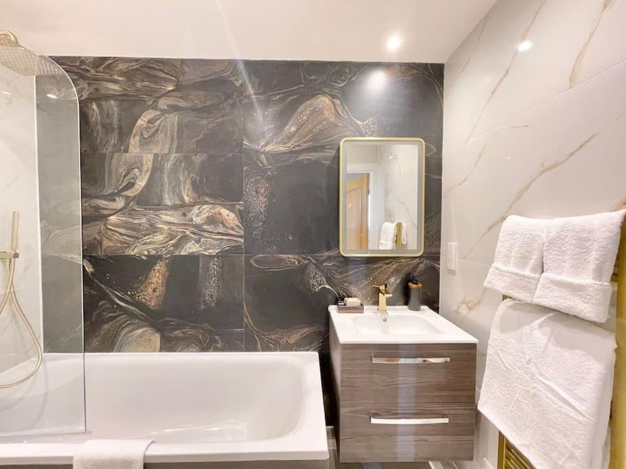 Spacious 3 Bdr With Ac And Rooftop In Paddington Apartment